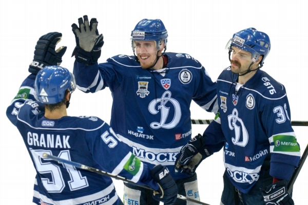 Česká ofenzivní síla Dynama Moskva - uprostřed Marek Kvapil, napravo Jakub Klepiš.