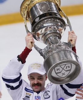Jakub Klepiš s Gagarinovým pohárem.