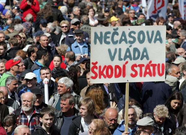 Nespokojenost ve společnosti roste. Nespokojenost ve společnosti roste.