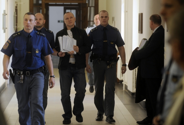 Milan Čermák (uprostřed) přichází k soudu. Za krádež půl miliardy korun dostal trest devíti let odnětí svobody. Milan Čermák (uprostřed) přichází k soudu. Za krádež půl miliardy korun dostal trest devíti let odnětí svobody.
