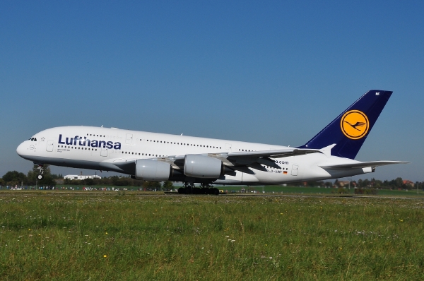 Lufthansa možná propustí až polovinu zaměstnanců administrativy. Lufthansa možná propustí až polovinu zaměstnanců administrativy.
