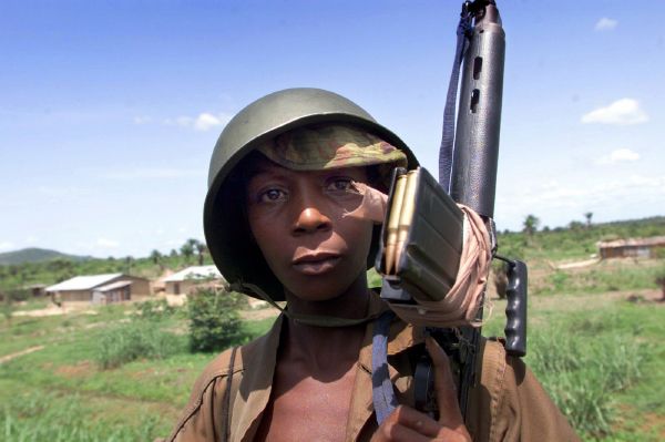 Ozbrojenec z Guineje-Bissau. 