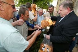 Mečiar se svými příznivci (2006).