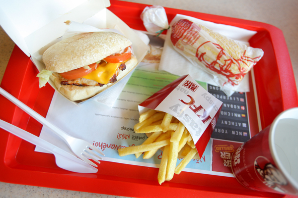 Po požití jídla v KFC upadla dívka do kómatu a ochrnula.