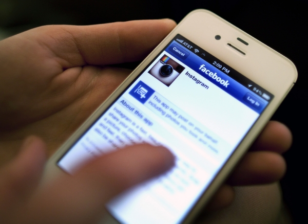 Lidé, kteří navštěvují svůj profil na Facebooku a Twitteru přes telefon, by si měli dát pozor. Lidé, kteří navštěvují svůj profil na Facebooku a Twitteru přes telefon, by si měli dát pozor.