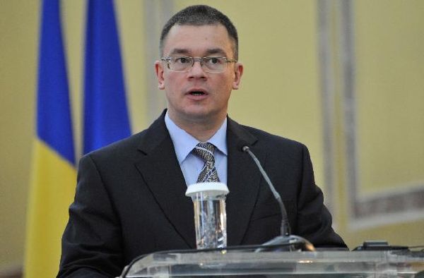 Nyní už bývalý rumunský premiér Ungureanu.
