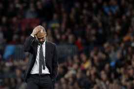 Zamyšlený Guardiola na lavičce Barcelony.