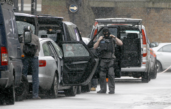 Budovu, kde muž hrozí, že se vyhodí do povětří, obklíčila policie.