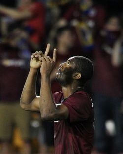 Leonard Kweuke ze Sparty Praha se raduje z gólu.