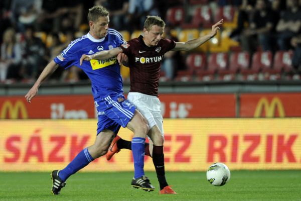 Ladislav Krejčí ze Sparty a Pavel Dreksa ze Sigmy Olomouc (vlevo).