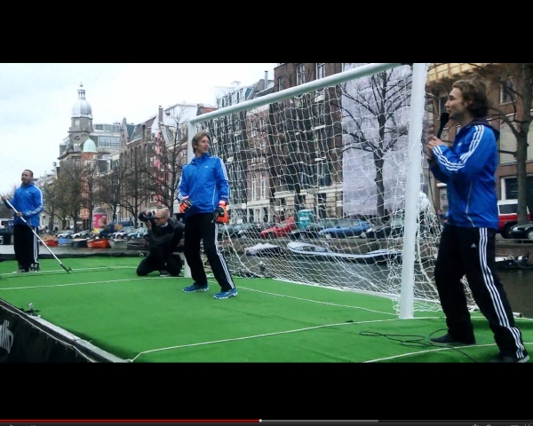 Brankář Edwin van der Saar v reklamě firmy Adidas. Brankář Edwin van der Saar v reklamě firmy Adidas.