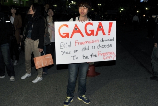 Protesty proti Lady Gaga.