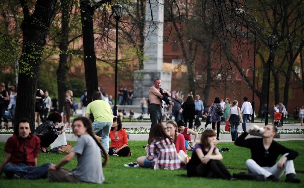 Teplé počasí vylákalo Moskvany do parků. Teplé počasí vylákalo Moskvany do parků.