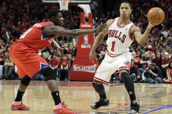 Chicago vyhrálo, ale ztratilo zraněného Derricka Rose (vpravo). Chicago vyhrálo, ale ztratilo zraněného Derricka Rose (vpravo).