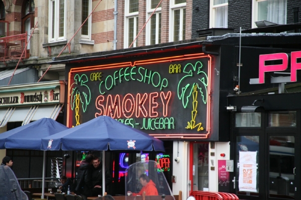 Nad coffee-shopy se stahují mračna.