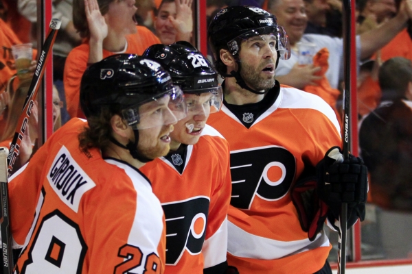 Jaromír Jágr (vpravo) vyráží s Philadelphií do bojů proti New Jersey.