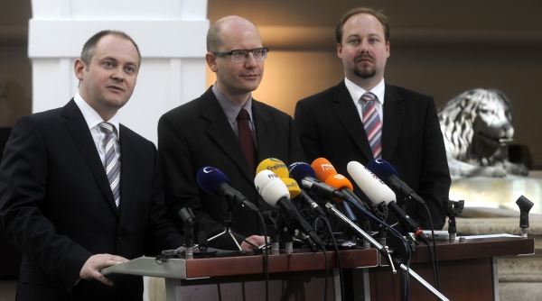 Předseda ČSSD Bohuslav Sobotka (uprostřed), místopředseda Michal Hašek (vlevo) a předseda poslaneckého klubu ČSSD Jeroným Tejc (vpravo).