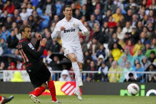 Cristiano Ronaldo (v bílém) při utkání proti Seville.