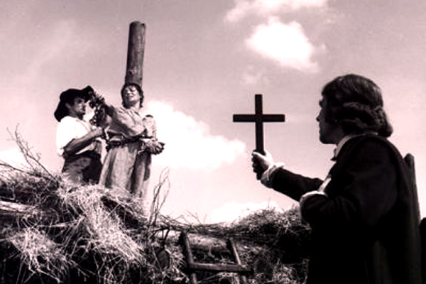 Fotografie z filmu o čarodějnických procesech Kladivo na čarodějnice.