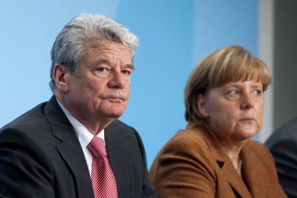 Němečtí politici v čele s prezidentem Gauckem a kancléřkou Merkelovou zvažují bojkot Eura.