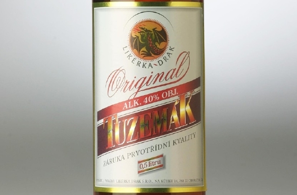 Originál Tuzemák, dříve rum, se musel po vstupu do EU přejmenovat. Podle EU se smí jmenovat "rum" pouze ten alkohol, který je vyroben z třtinového cukru. Český tuzemák se vyrábí z cukrové řepy (ilustrační foto). Originál Tuzemák, dříve rum, se musel po vstupu do EU přejmenovat. Podle EU se smí jmenovat "rum" pouze ten alkohol, který je vyroben z třtinového cukru. Český tuzemák se vyrábí z cukrové řepy (ilustrační foto).
