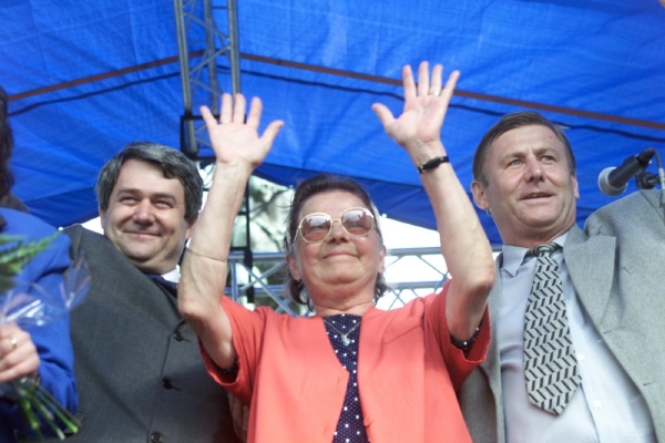 Vojtěch Filip, Jiřina Švorcová a Miroslav Grebeníček na předvolebním mítinku na Václavském náměstí v roce 2002.