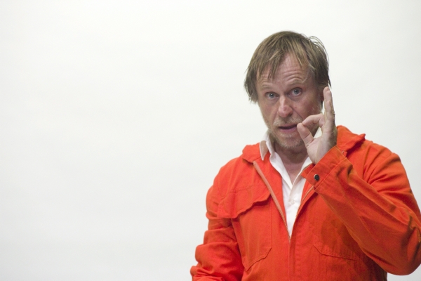 Karel Roden jako Sam.