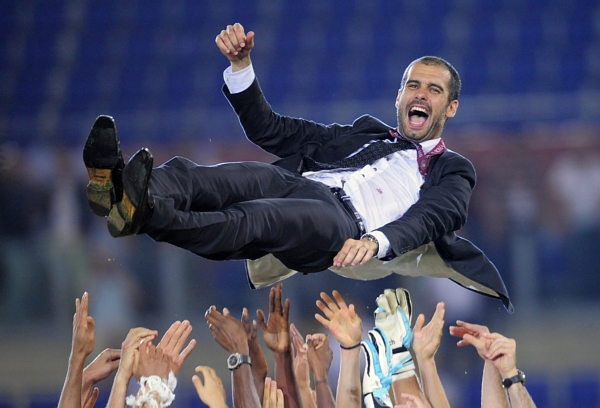 Trenér Barcelony Pepe Guardiola nad hlavami hráčů.