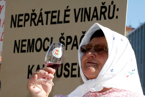 Recesisté z vinařské republiky Kraví hora v Bořeticích na Břeclavsku uspořádali 30. dubna na brněnském náměstí Svobody recesistickou demonstraci proti uvalení spotřební daně na tichá vína. Recesisté z vinařské republiky Kraví hora v Bořeticích na Břeclavsku uspořádali 30. dubna na brněnském náměstí Svobody recesistickou demonstraci proti uvalení spotřební daně na tichá vína.