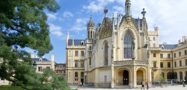 Jihomoravský zámek Lednice přitahuje každoročně desetitisíce turistů.