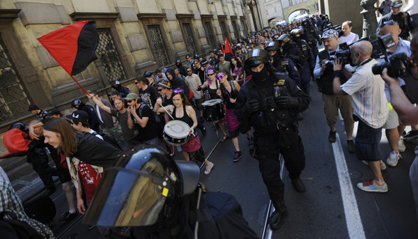 Anarchisté zamířili na Můstek, kde mají sraz ultrapravicoví příznivci DSSS.