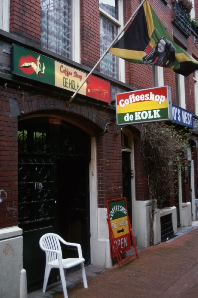 Mnohé "coffee shopy" bez turistů osiří. 