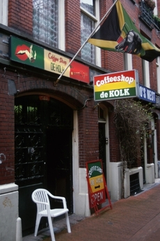 Mnohé "coffee shopy" bez turistů osiří. 