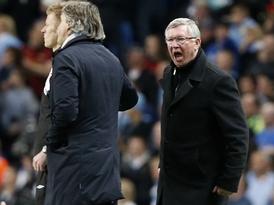 Rozčílený Sir Alex Ferguson (vpravo).
