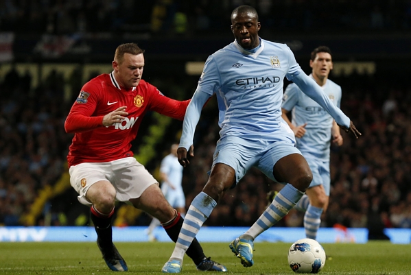 Útočník United Wayne Rooney s Yaya Tourém. Útočník United Wayne Rooney s Yaya Tourém.