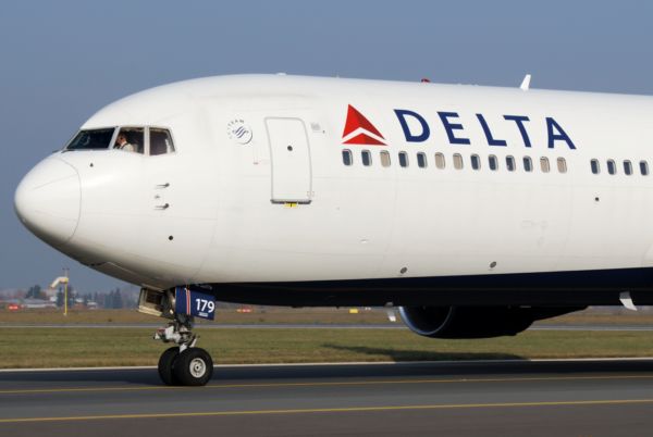 Americké aerolinky Delta Air Lines kupují ropnou rafinerii. Chtějí tak ušetřit náklady na paliva.