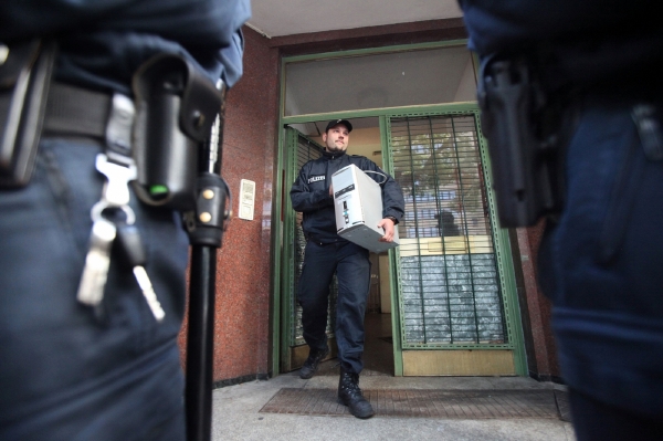 Německá policie konfiskuje počítač.