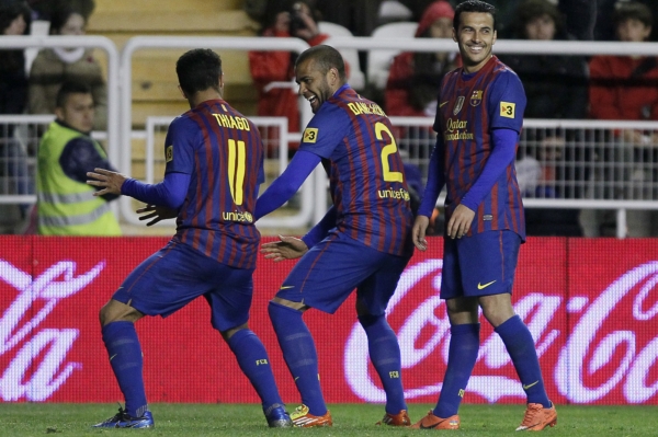 Thiago Alcantara (vlevo) a Dani Alves oslavují gól do sítě Vallecana.