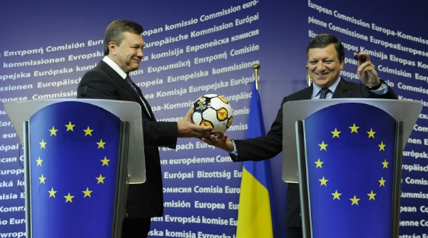 Šéf Evropské komise José Barroso ukrajinskou pozvánku na fotbal nakonec odmítl.