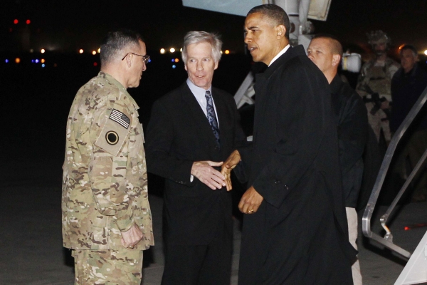 Obamu v Afghánistánu vítají generál Curtis "Mike" Scaparrotti a americký velvyslanec Ryan Crocker. Obamu v Afghánistánu vítají generál Curtis "Mike" Scaparrotti a americký velvyslanec Ryan Crocker.