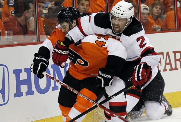 Obránce Devils Marek Židlický (vpravo) a Eric Wellwood z Philadelphie.