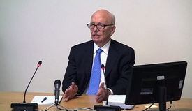 Nějaké příjemnější dotazy by nebyly? Rupert Murdoch.