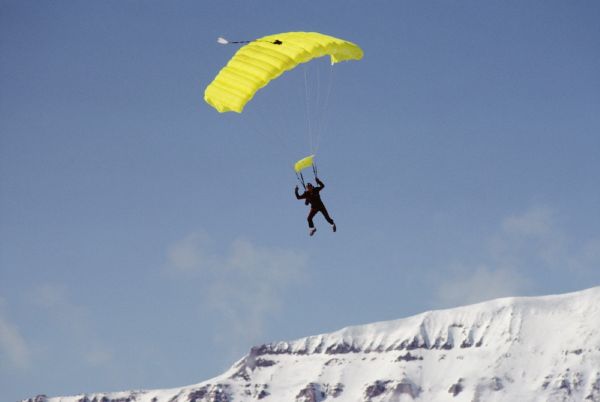 Paraglidista z Greenpeace přistál uprostřed jaderné elektrárny (ilustrační foto).