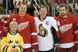 Henrik Zetterberg (vpravo) bude s Danielem Alfredssonem (uprostřed) hlavní ofenzivní silou švédského mužstva. Tentokrát je však zezadu nebude jistit Nicklas Lidström, který zvažuje konec kariéry.