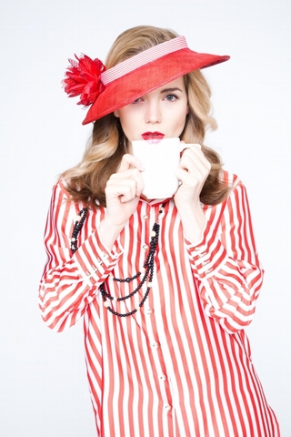 Lucie Vondráčková v módním klobouku.