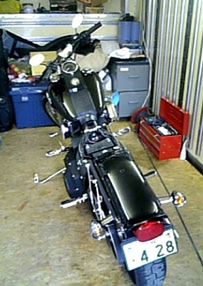 To je on, to je motocykl, který přeplaval oceán.