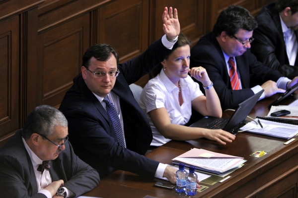 V Praze 2. května pokračovala v dubnu přerušená schůze Poslanecké sněmovny. Zleva ministr zahraničí Karel Schwarzenberg, premiér Petr Nečas, místopředsedkyně vlády Karolína Peake a ministr obrany Alexandr Vondra. V Praze 2. května pokračovala v dubnu přerušená schůze Poslanecké sněmovny. Zleva ministr zahraničí Karel Schwarzenberg, premiér Petr Nečas, místopředsedkyně vlády Karolína Peake a ministr obrany Alexandr Vondra.