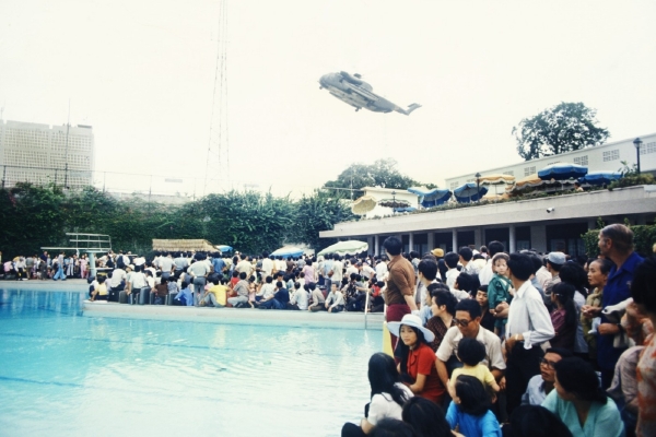 Areál amerického velvyslanectví v Saigonu, 29. dubna 1975. 