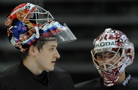 Brankáři Jakub Štěpánek (vlevo) a Jakub Kovář.