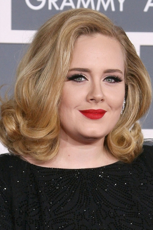 Třiadvacetiletá zpěvačka Adele si získala publikum nejen svým hlasem, ale i svou skromností. Nedělá si starosti ani se svými oblejšími křivkami. "Nikdy jsem nechtěla vypadat jako modelka a pózovat na obálkách časopisů," řekla britská kráska v rozhovoru pro Elle. "Myslím, že jsem jako většina žen a jsem na to velmi hrdá." Třiadvacetiletá zpěvačka Adele si získala publikum nejen svým hlasem, ale i svou skromností. Nedělá si starosti ani se svými oblejšími křivkami. "Nikdy jsem nechtěla vypadat jako modelka a pózovat na obálkách časopisů," řekla britská kráska v rozhovoru pro Elle. "Myslím, že jsem jako většina žen a jsem na to velmi hrdá."